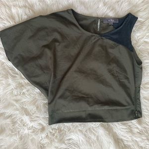 84- R 89 Asymmetrical Flowy Top w/ Zip Detail
